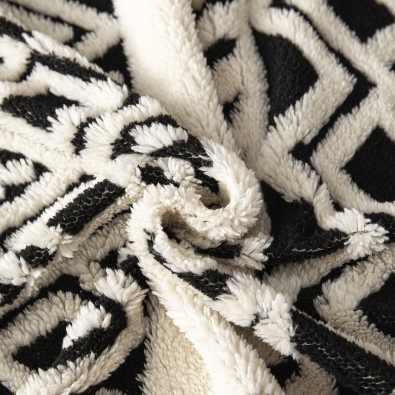 025 New double-layer cationic diamond-shaped jacquard Taffy and lambskin cross-border double-layer blanket cover blanket Application Scenario