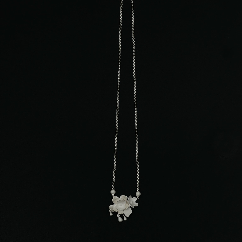 The silver flower pendant necklace is simple and elegant, decorated with pearls and water drops, highlighting the soft and refined beauty of women details Picture