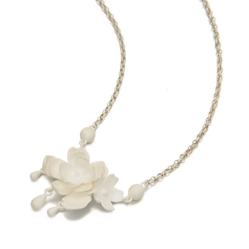 The silver flower pendant necklace is simple and elegant, decorated with pearls and water drops, highlighting the soft and refined beauty of women Item Picture