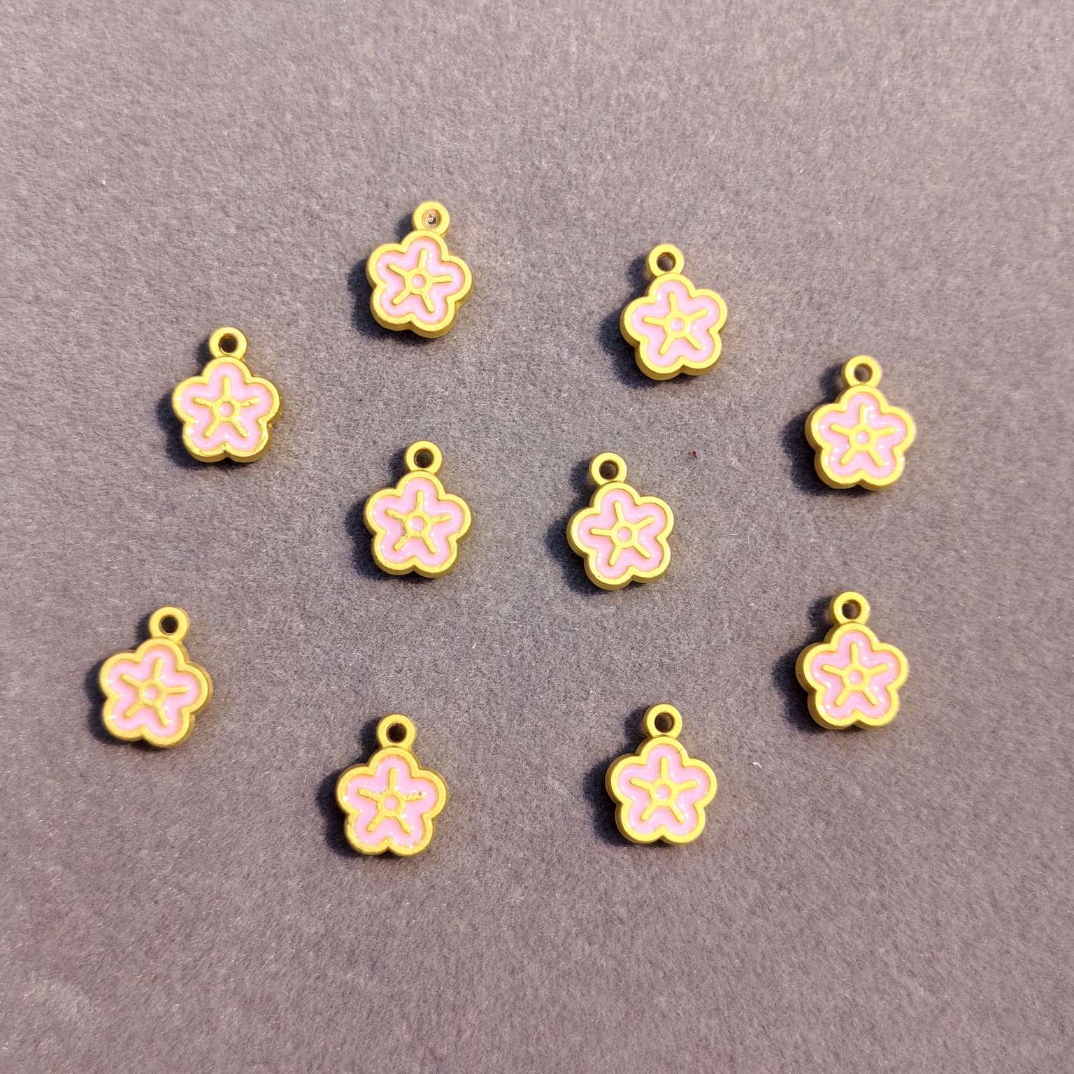 A wide range of fashionable accessory items, creative and versatile decorative accessories, trendy accessories, and a selection of various styles in white details Picture