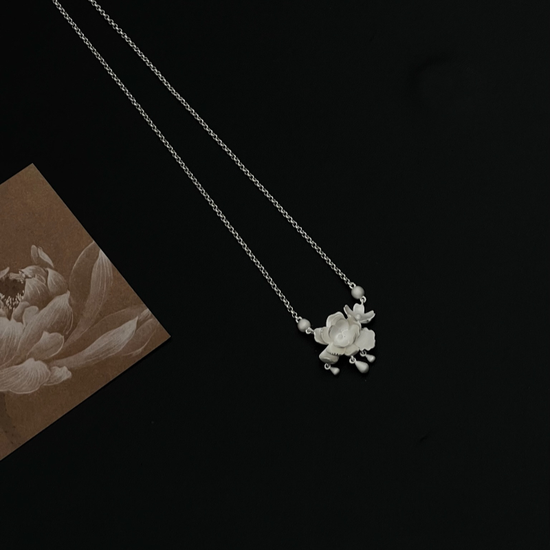 The silver flower pendant necklace is simple and elegant, decorated with pearls and water drops, highlighting the soft and refined beauty of women Specification image