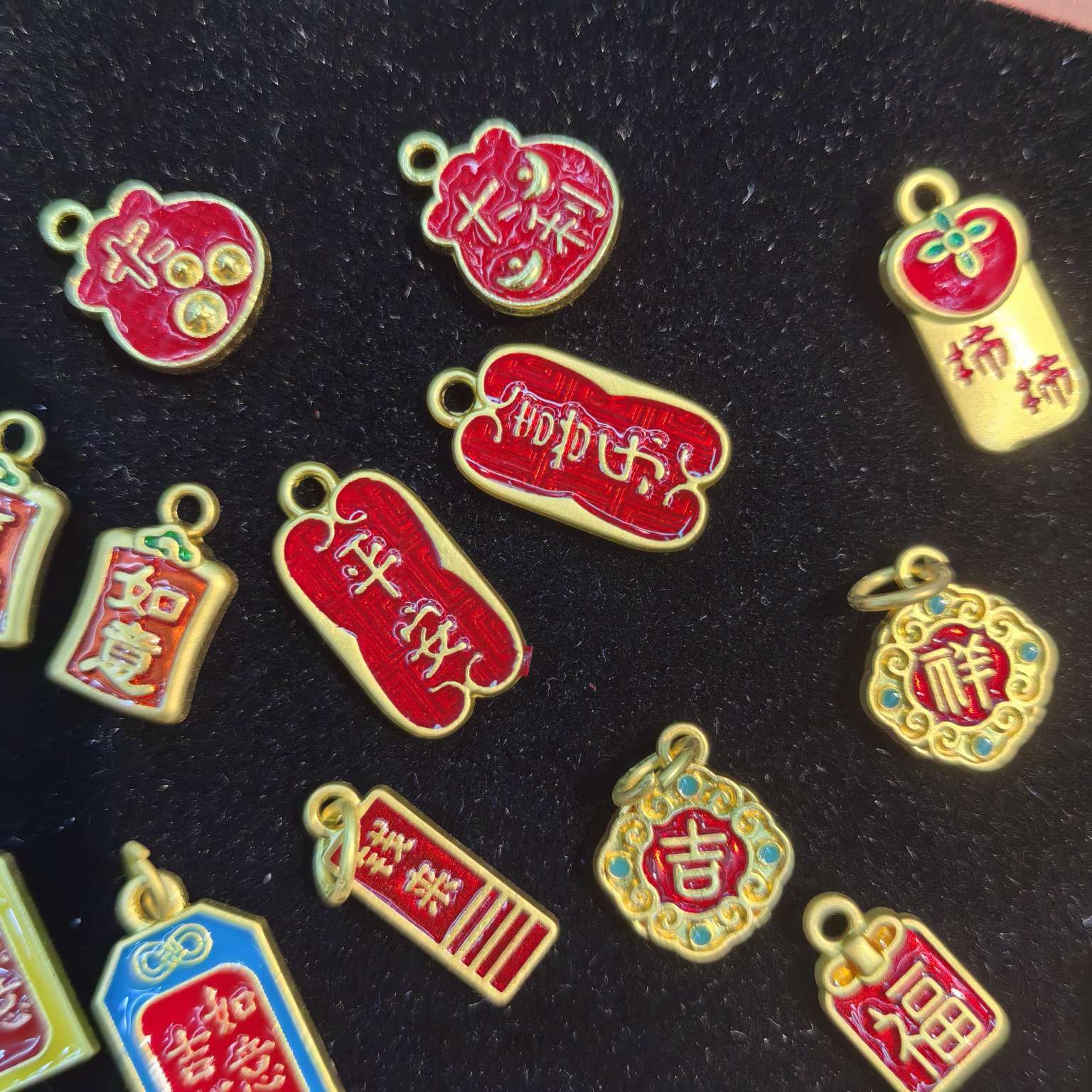 A wide range of fashionable accessories and accessories are carefully selected. There are various personalized decorative accessories with rich and colorful combinations. The combination of accessories and accessories is made of ancient gold Item Picture