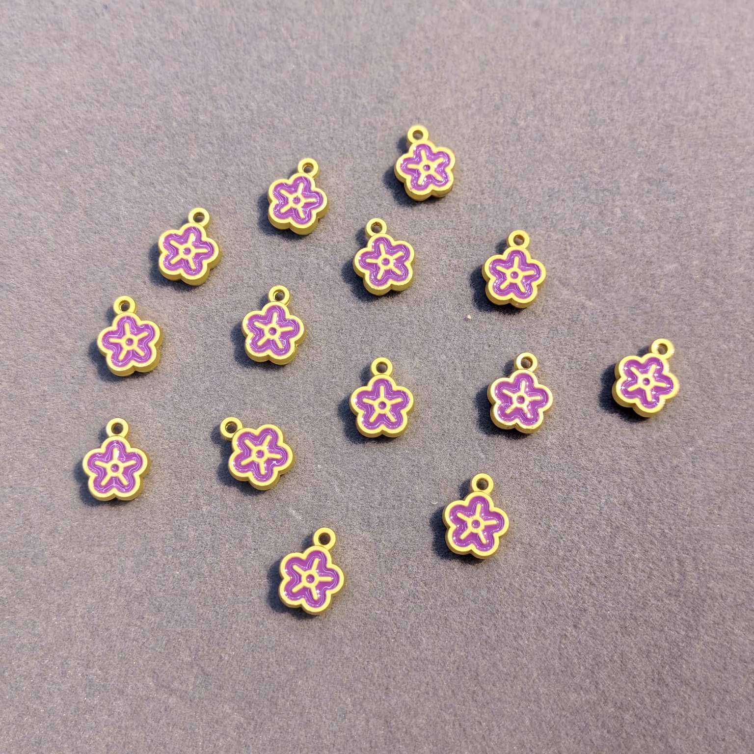 A wide range of fashionable accessory items, creative and versatile decorative accessories, trendy accessories, and a selection of various styles in white Specification image