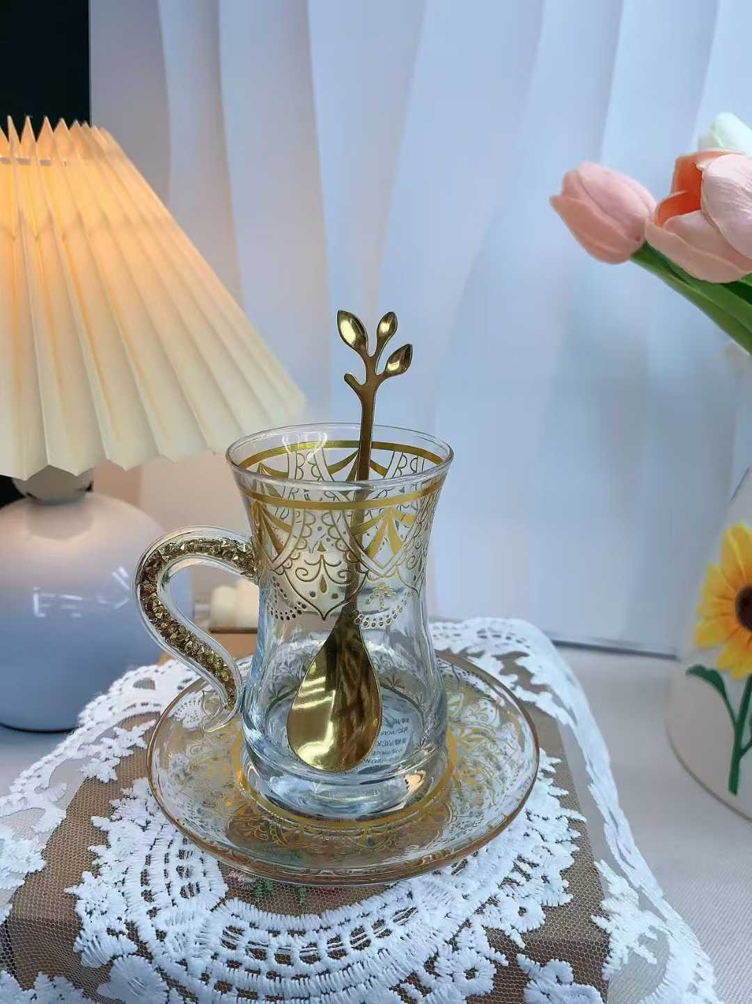 精致蝴蝶杯具，金色点缀花饰，尽显优雅浪漫氛围细节图