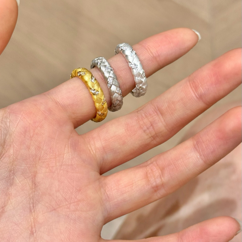 European and American geometric line twisted knot ring, Instagram trend, cold style, simple and elegant, index finger women's style Application Scenario