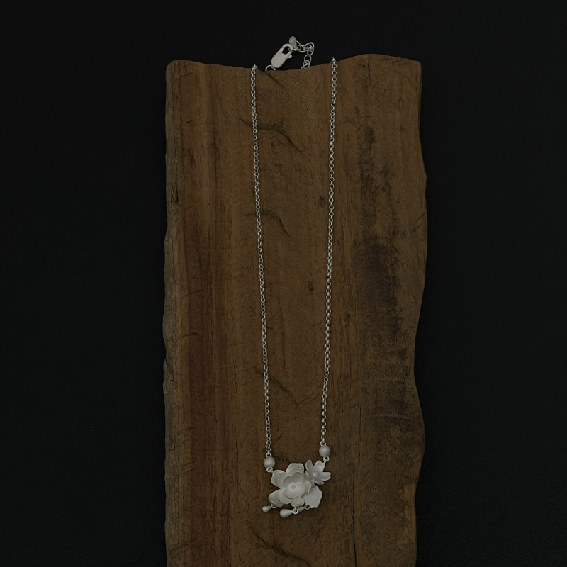 The silver flower pendant necklace is simple and elegant, decorated with pearls and water drops, highlighting the soft and refined beauty of women Application Scenario
