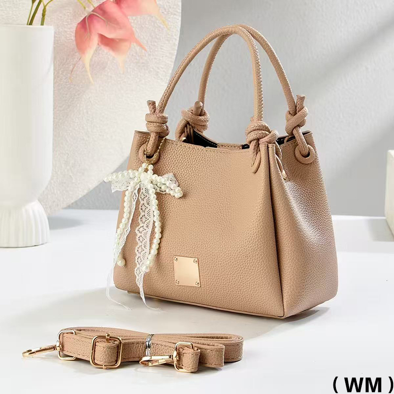 The new women's soft leather hand-held shoulder crossbody bag YCW810 from Meifang Bag and Yiding Bag Industry Application Scenario
