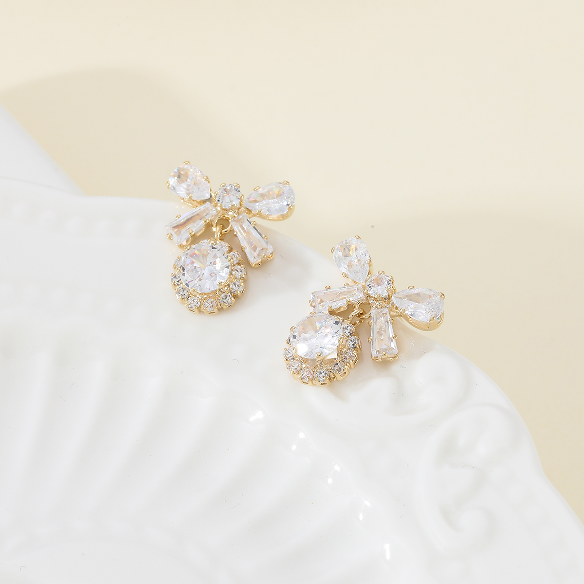 Xuhui brand exquisite and light luxury copper plated with real gold and zircon inlaid 925 silver needle bow, luxurious design and fashionable stud earrings details Picture