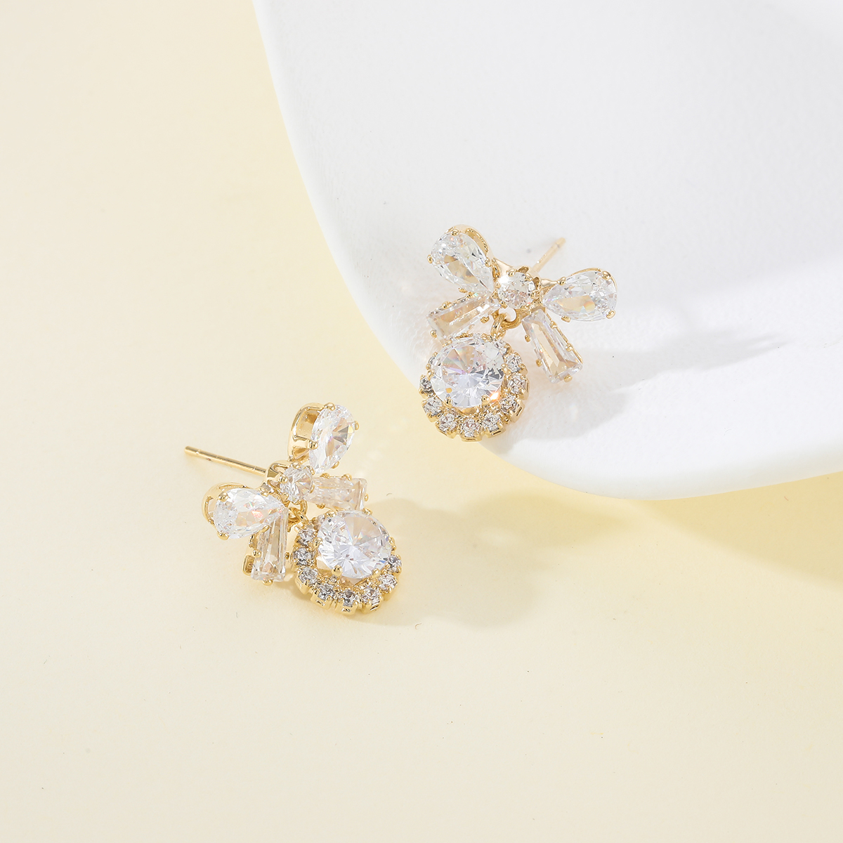 Xuhui brand exquisite and light luxury copper plated with real gold and zircon inlaid 925 silver needle bow, luxurious design and fashionable stud earrings Specification drawing