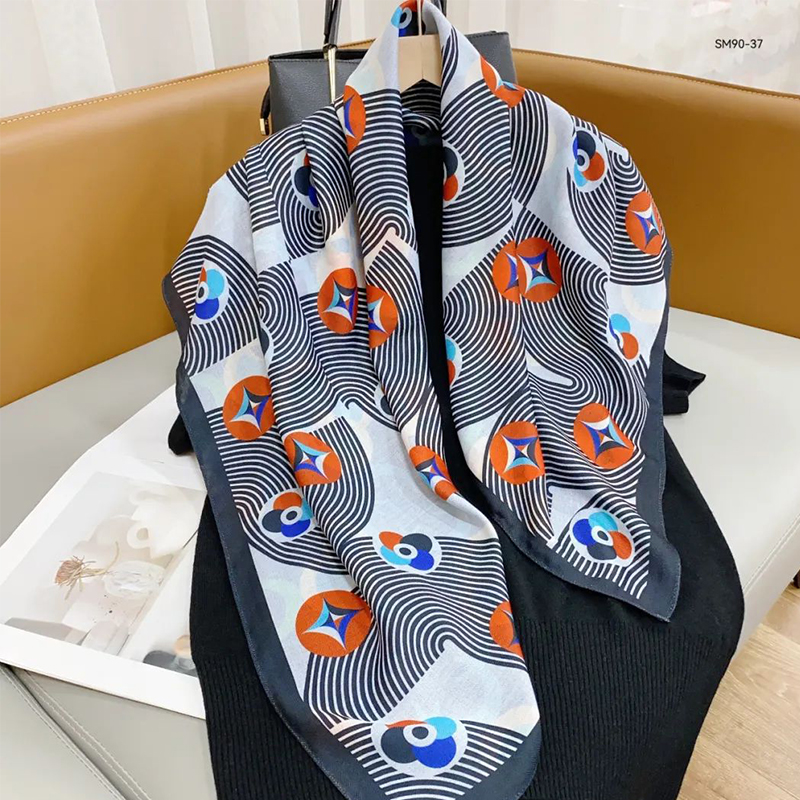 The new silk scarf is a versatile and fashionable printed square shawl for women, a trendy accessory for spring, summer, autumn and winter