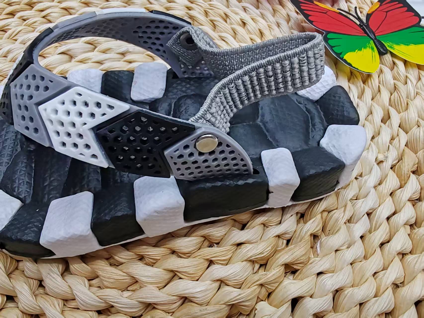 New Summer 2025 anti-slip children's flip-flops for outerwear Application Scenario