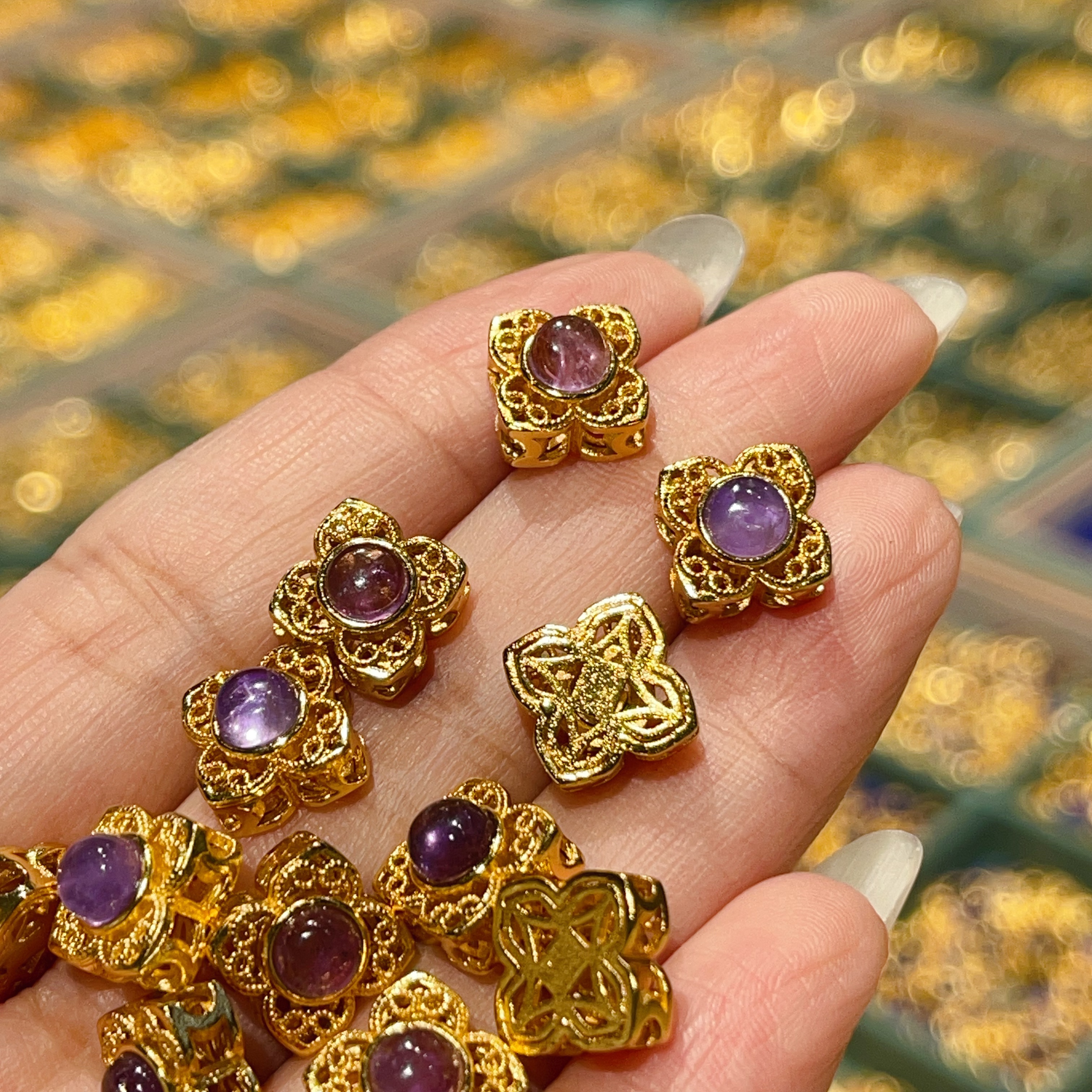 Amethyst hollowed-out four-leaf straight hole diy jewelry accessories, crystal accessories, traditional sand gold accessories, copper-plated real gold, high color retention Specification image