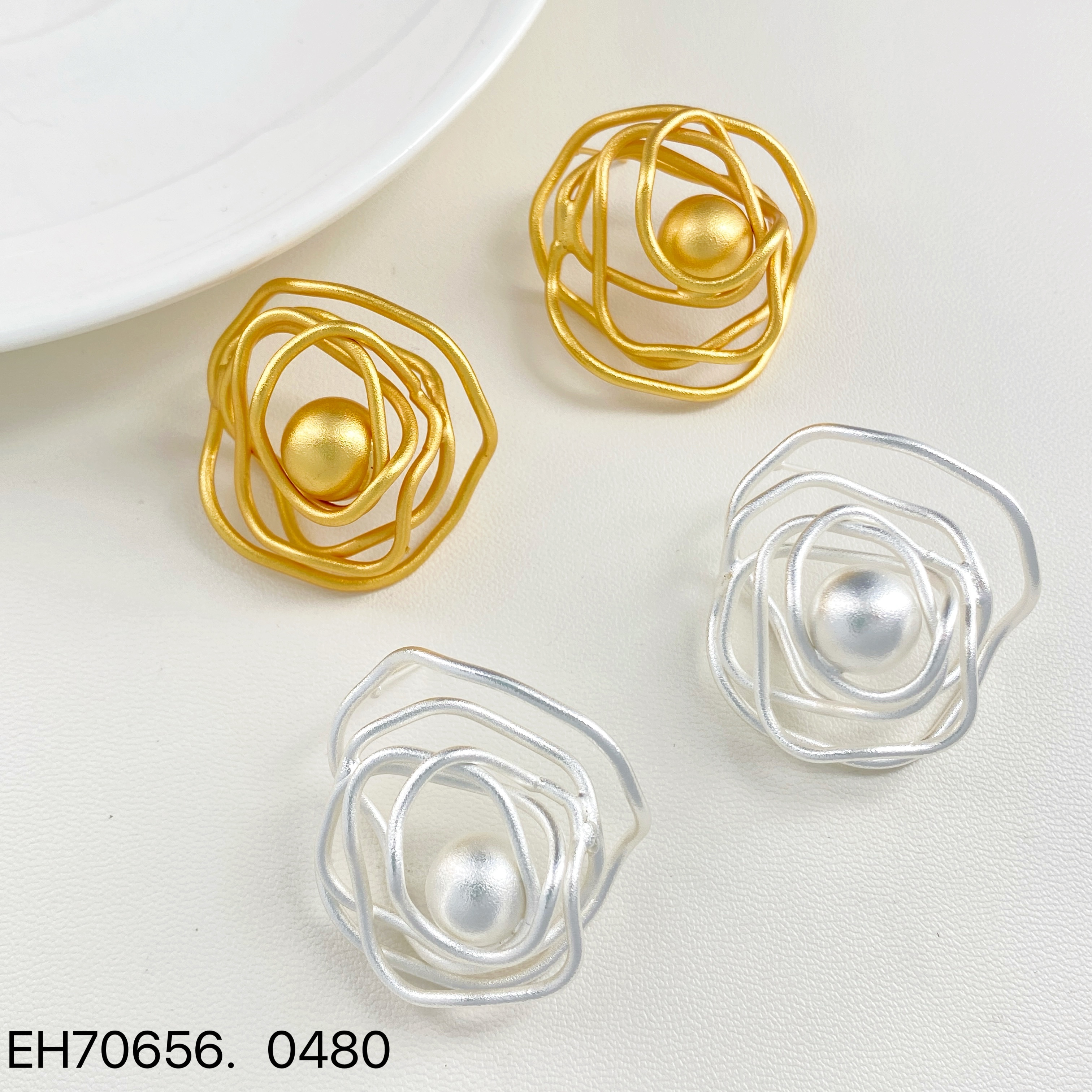 法式不规则花朵设计小众耳钉个性时尚通勤百搭复古耳环镀18K真金