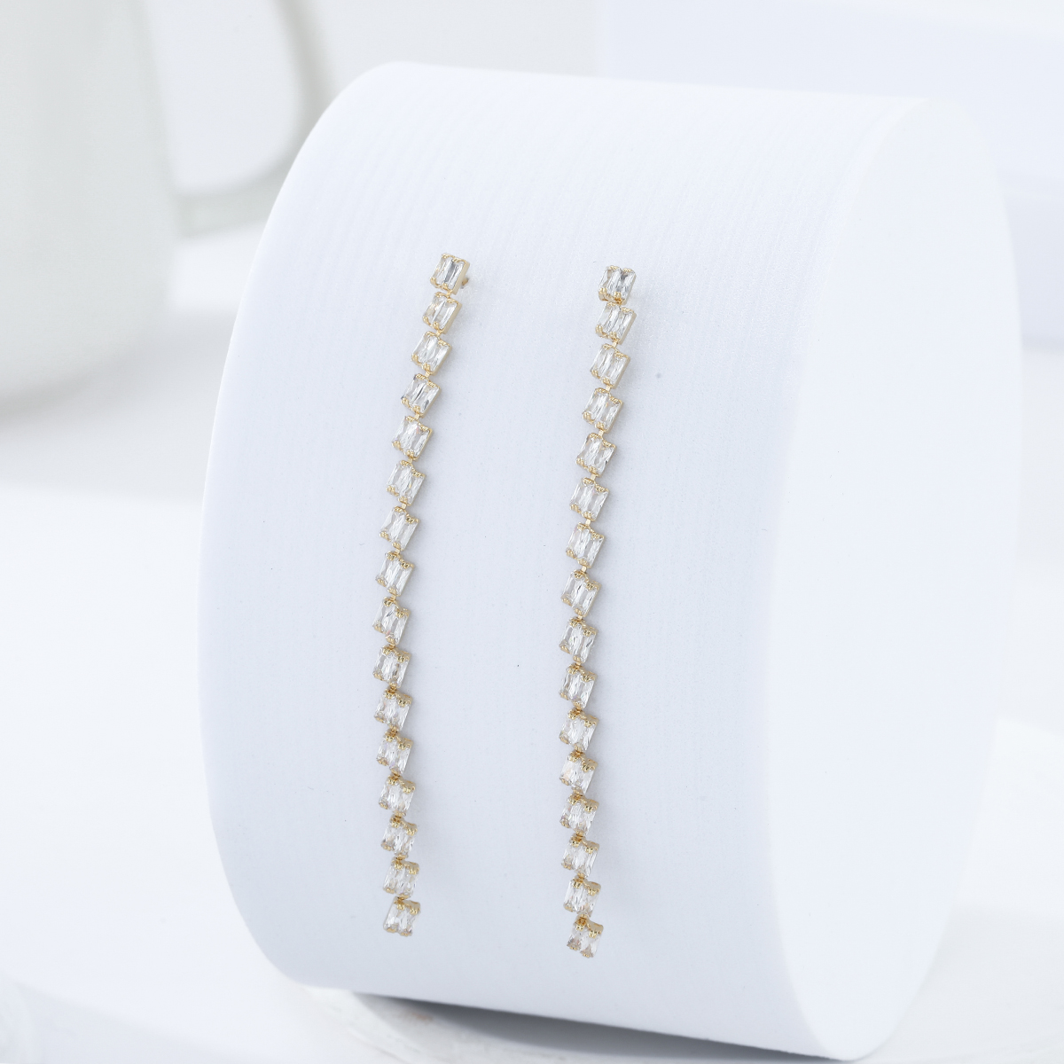 Xuhui brand exquisite and light luxury copper plated with real gold and zircon inlaid 925 silver needle, super long and luxurious design fashionable stud earrings Item Picture