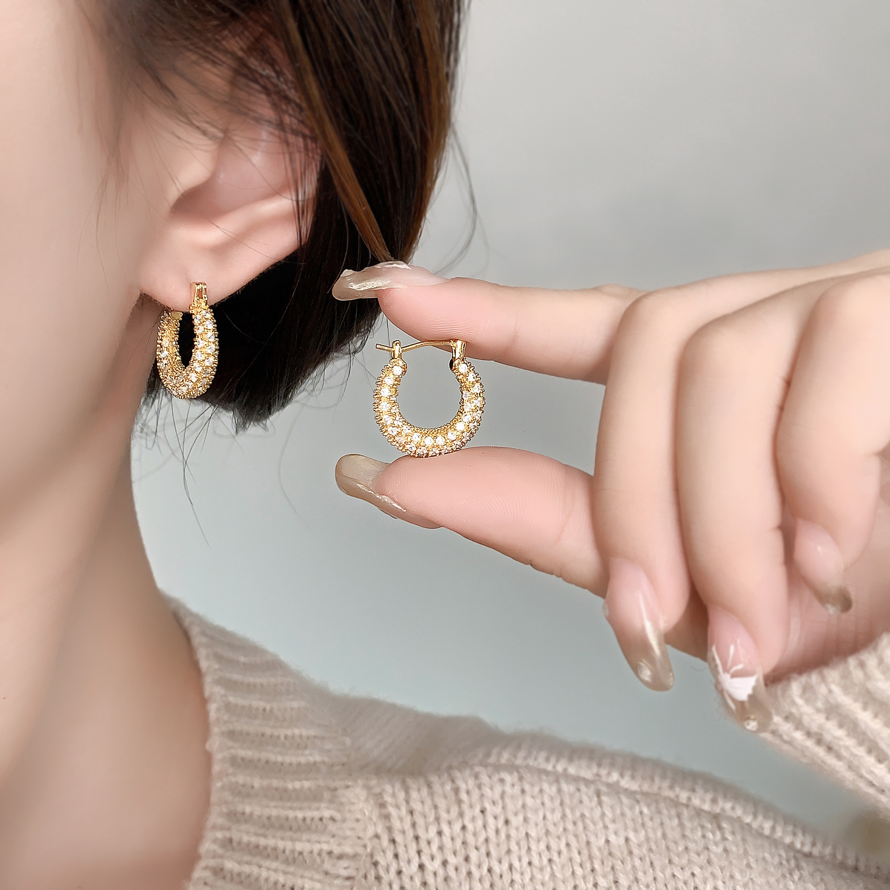 European and American fashion, light luxury, full zirconium geometric earrings, niche design, high-end feel, copper-plated real gold earrings wholesale Application Scenario