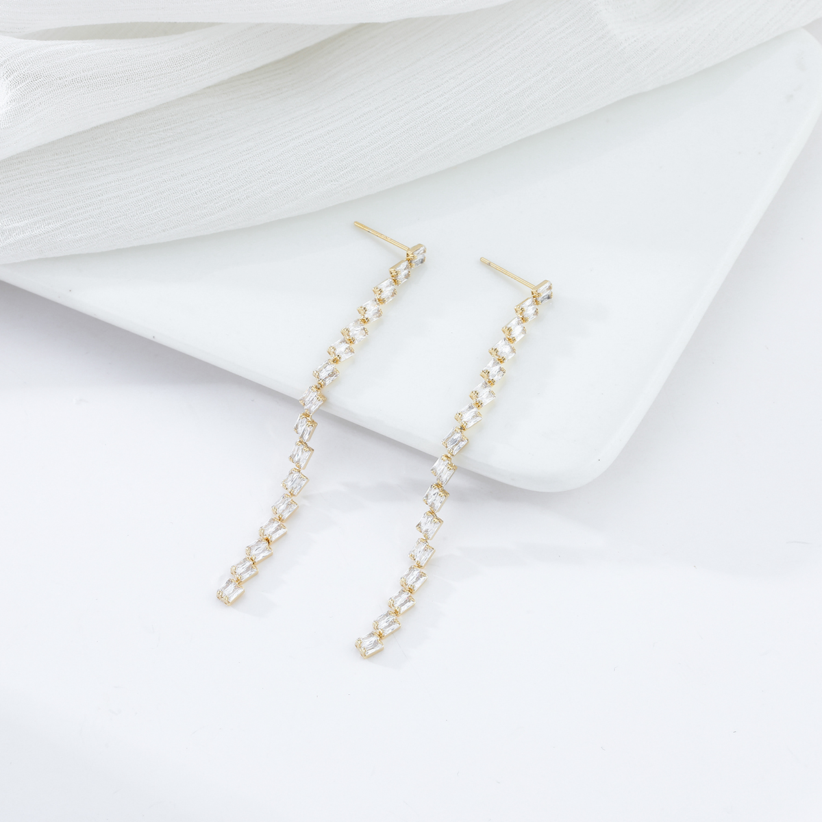 Xuhui brand exquisite and light luxury copper plated with real gold and zircon inlaid 925 silver needle, super long and luxurious design fashionable stud earrings Specification drawing