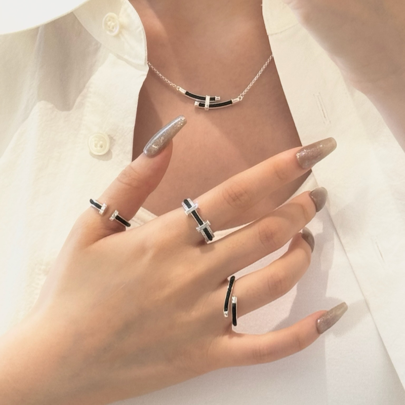 European and American cross-border 925 sterling silver round life tree jewelry necklace for women, a rare and high-end style, versatile collarbone chain, a big brand Application Scenario