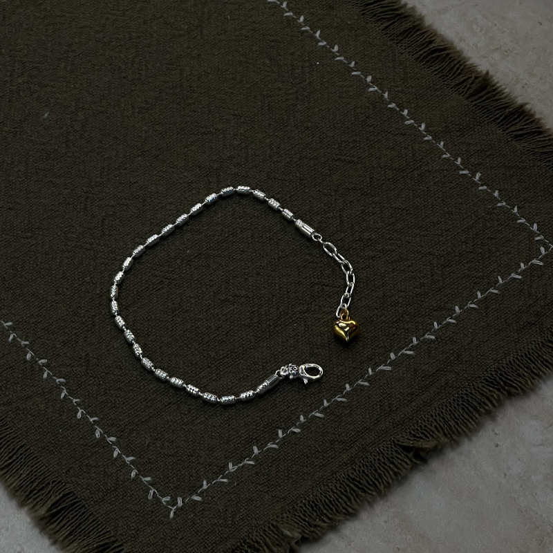 This 925 sterling silver round life tree jewelry necklace from Europe and America is a unique and high-end summer accessory for women. It's a versatile collarbone chain and a cool brand details Picture