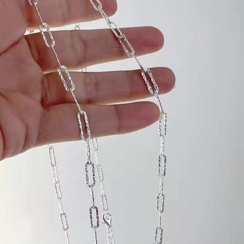 This 925 sterling silver round life tree jewelry necklace from Europe and America is a unique and high-end summer accessory for women. It is versatile and slimming Application Scenario