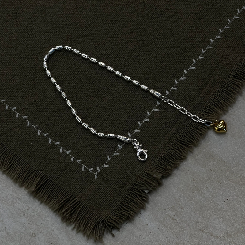 This 925 sterling silver round life tree jewelry necklace from Europe and America is a unique and high-end summer accessory for women. It's a versatile collarbone chain and a cool brand Specification image