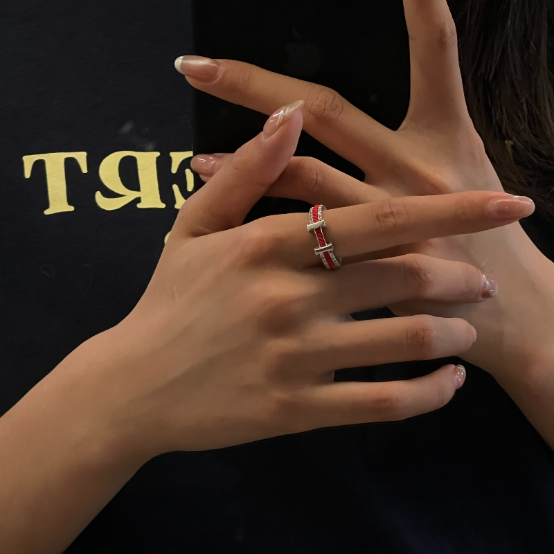 The H fashion layered ring features a simple yet eye-catching combination of red and white gold, highlighting individual charm Application Scenario