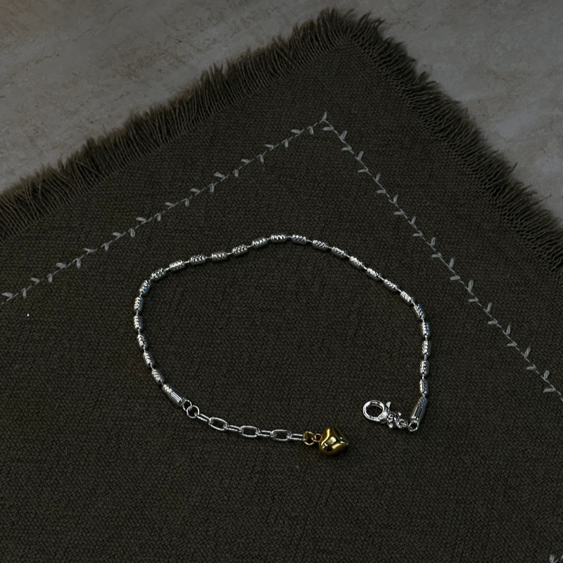 This 925 sterling silver round life tree jewelry necklace from Europe and America is a unique and high-end summer accessory for women. It's a versatile collarbone chain and a cool brand Application Scenario