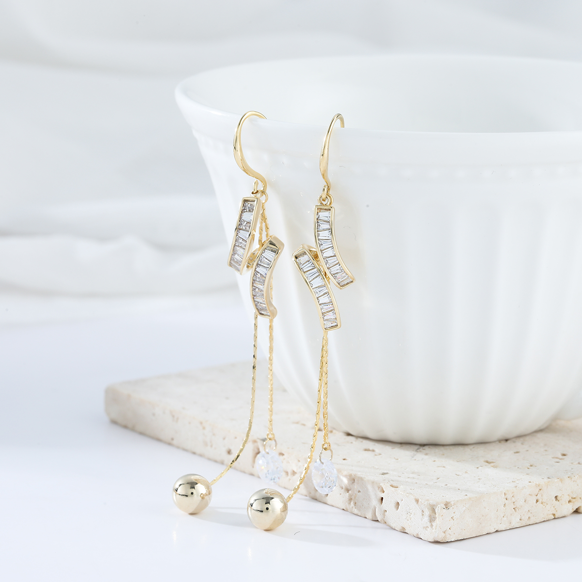 Xuhui brand exquisite and light luxury copper plated with real gold and zircon inlaid 925 silver needle, super fairy tassel design ear hooks details Picture