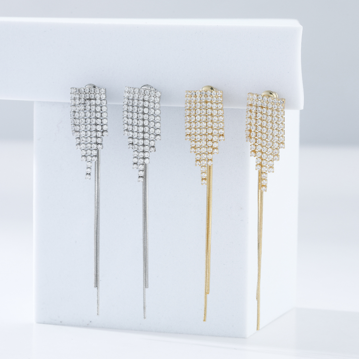 Xuhui brand exquisite and light luxury copper-plated with real gold and zircon inlaid 925 silver needle, detachable long, ultra-luxurious design, fashionable stud earrings Application Scenario