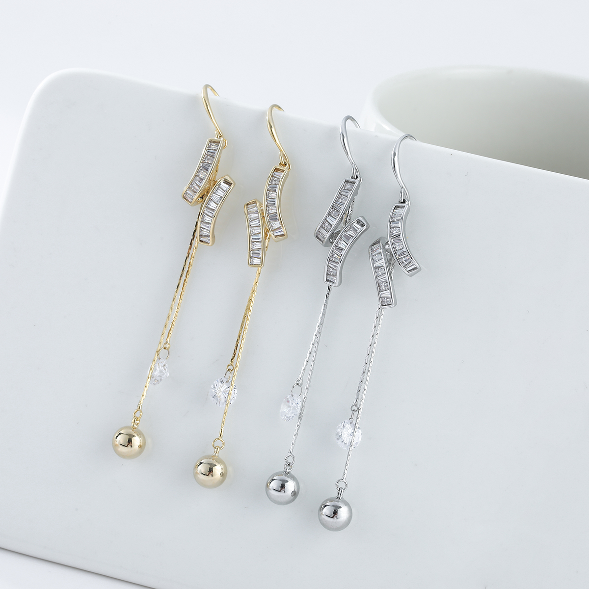 Xuhui brand exquisite and light luxury copper plated with real gold and zircon inlaid 925 silver needle, super fairy tassel design ear hooks Application Scenario