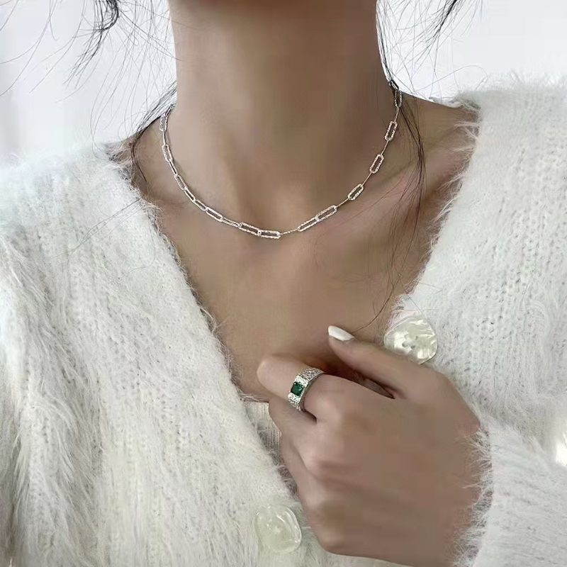 This 925 sterling silver round life tree jewelry necklace from Europe and America is a unique and high-end summer accessory for women. It is versatile and slimming details Picture