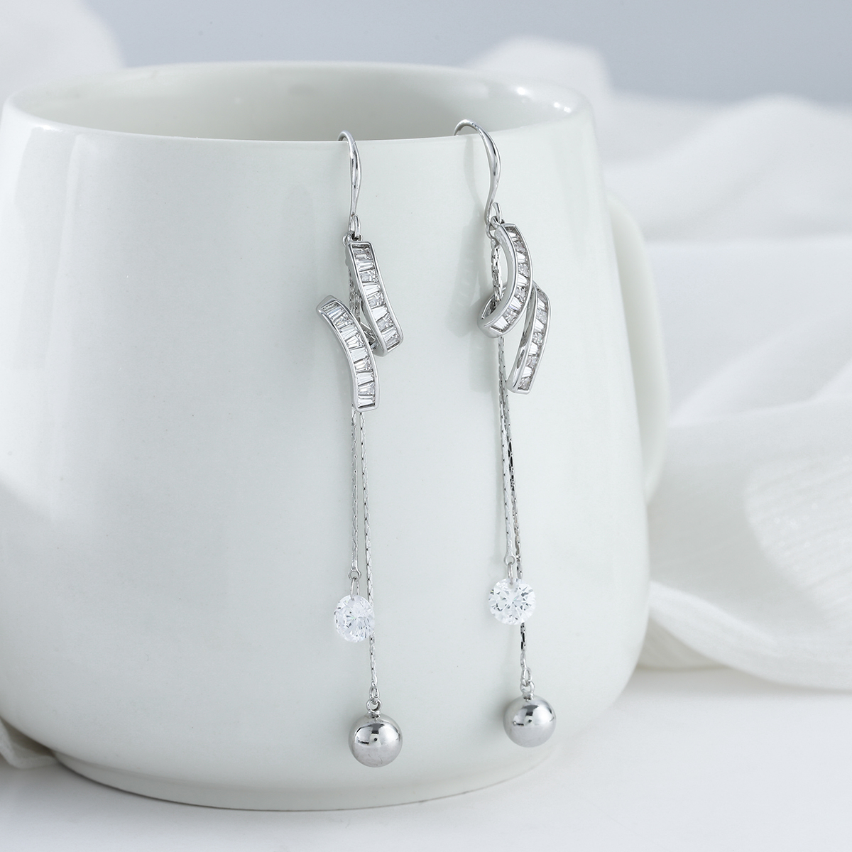 Xuhui brand exquisite and light luxury copper plated with real gold and zircon inlaid 925 silver needle, super fairy tassel design ear hooks Item Picture