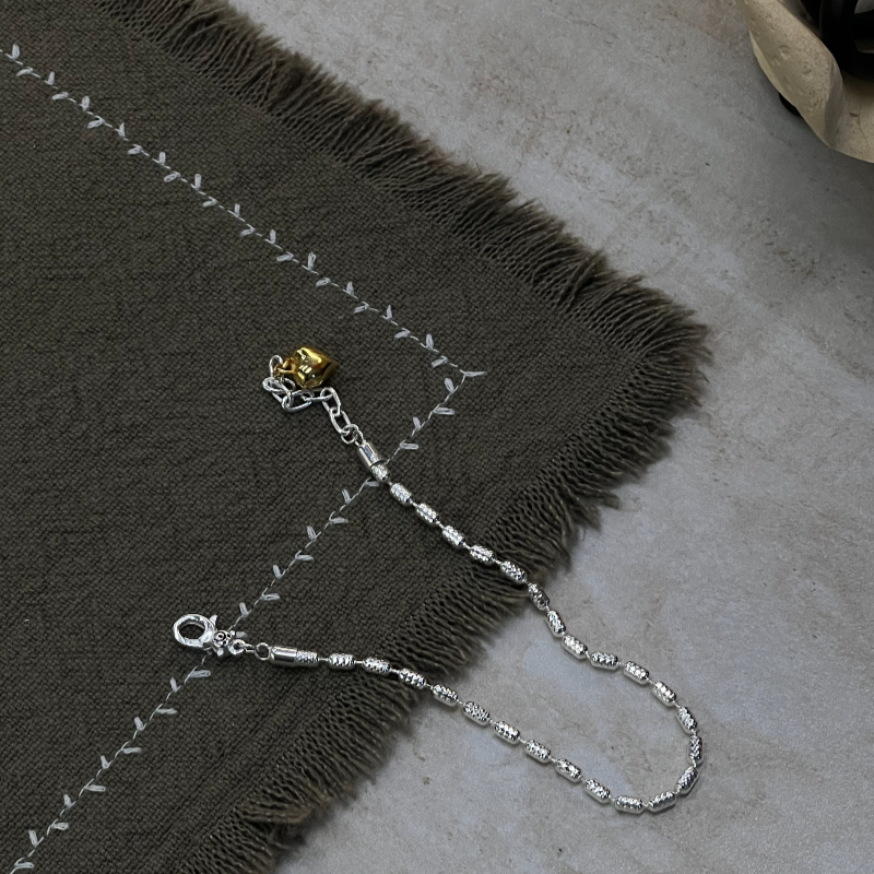 This 925 sterling silver round life tree jewelry necklace from Europe and America is a unique and high-end summer accessory for women. It's a versatile collarbone chain and a cool brand