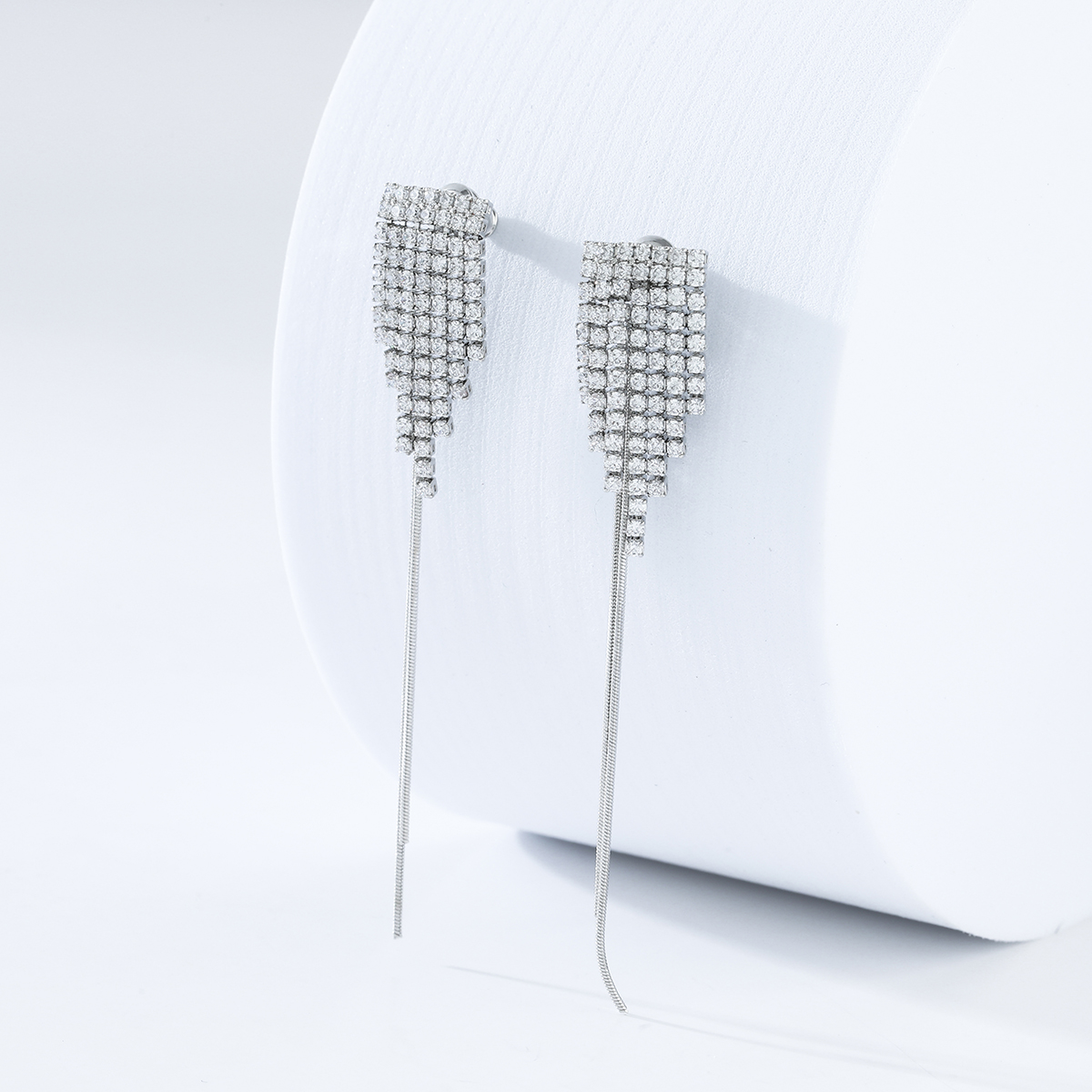 Xuhui brand exquisite and light luxury copper-plated with real gold and zircon inlaid 925 silver needle, detachable long, ultra-luxurious design, fashionable stud earrings Item Picture