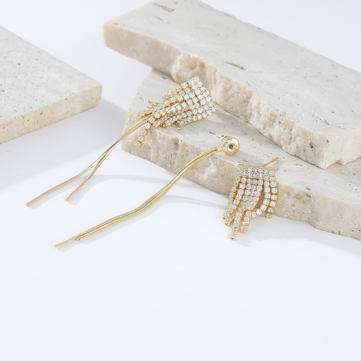 Xuhui brand exquisite and light luxury copper-plated with real gold and zircon inlaid 925 silver needle, detachable long, ultra-luxurious design, fashionable stud earrings details Picture