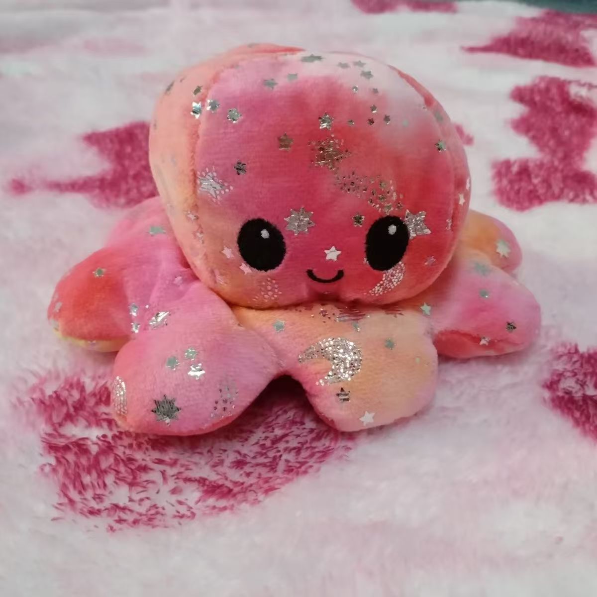 Cute Internet celebrity stress-relieving birthday gift: Double-sided expression, colorful plush octopus pendant. Take a photo. Three colors randomly selected Item Picture