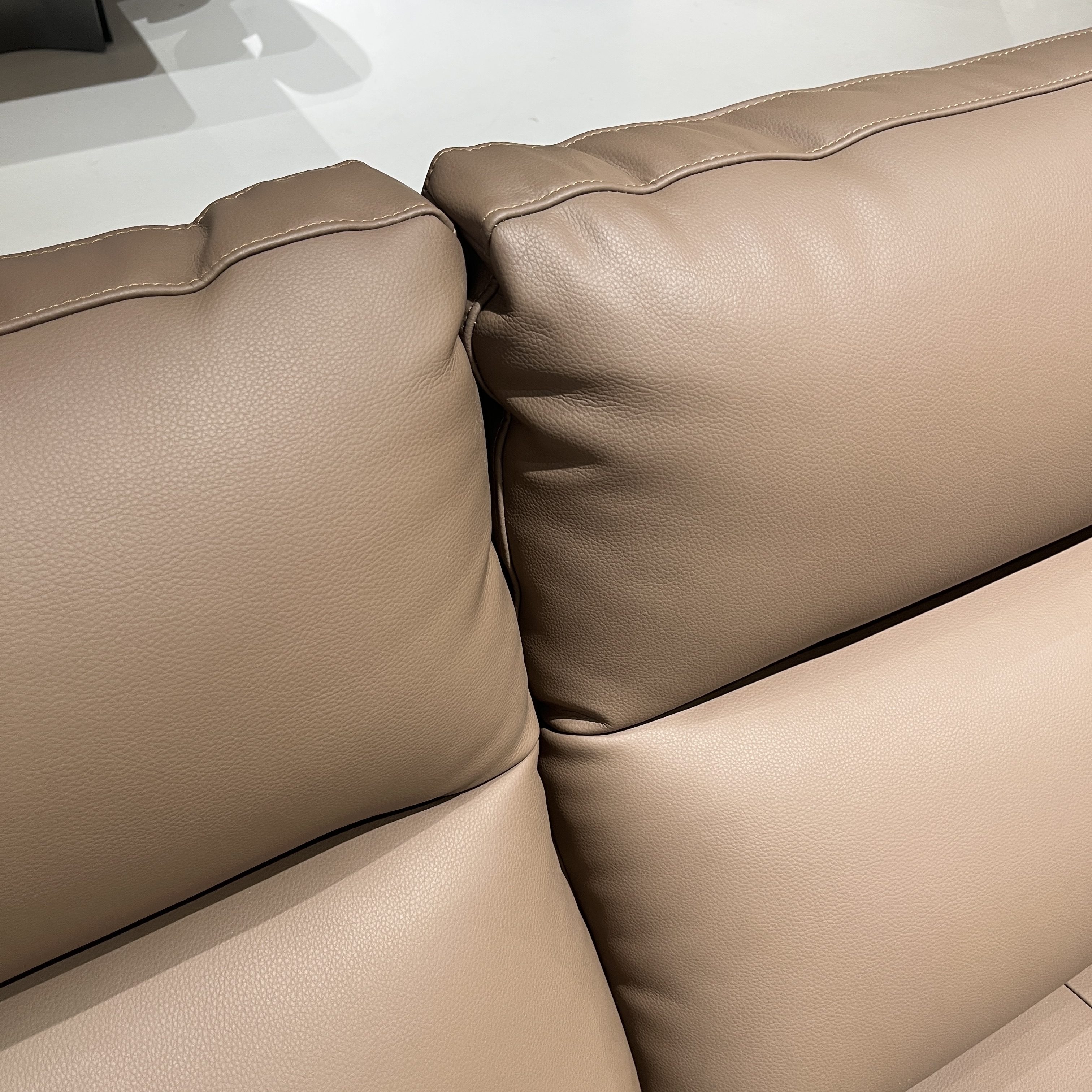 皮艺沙发实物图