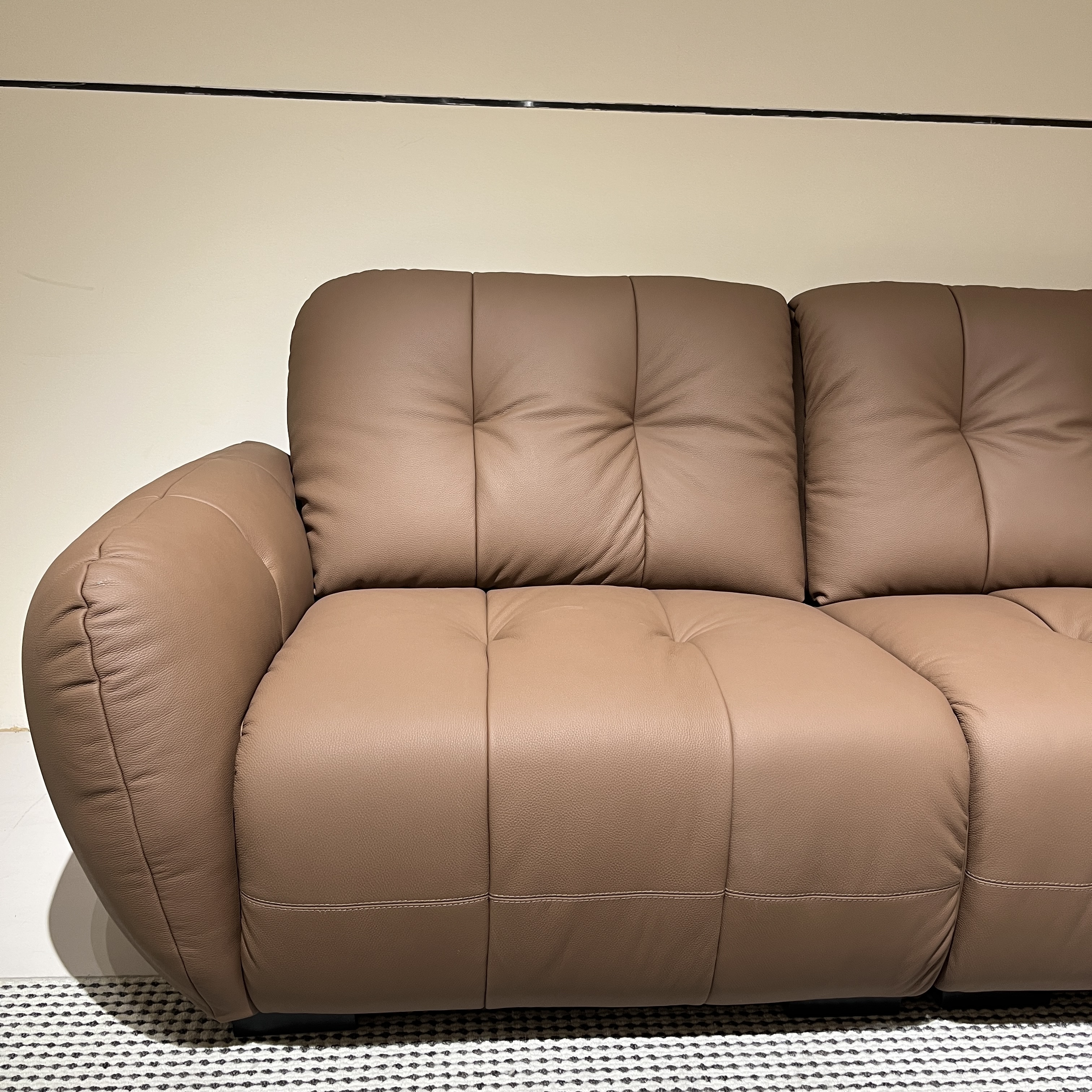 皮艺沙发实物图