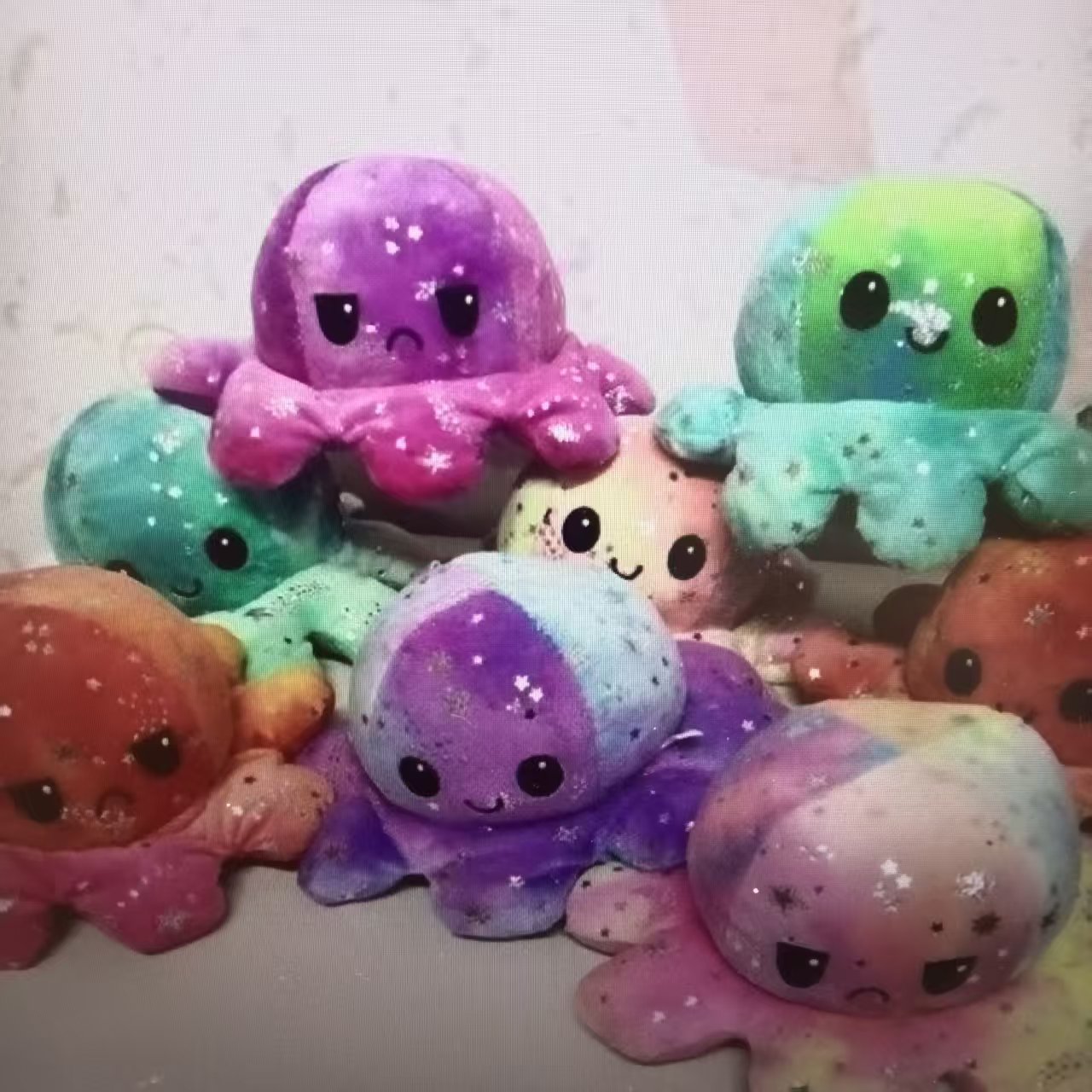 Cute Internet celebrity stress-relieving birthday gift: Double-sided expression, colorful plush octopus pendant. Take a photo. Three colors randomly selected details Picture