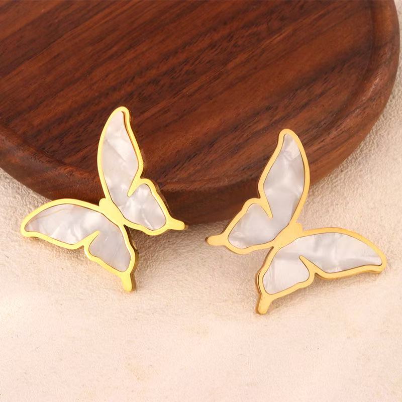 Our factory wholesals 18K gold stainless steel women's fashion earrings. We offer a wide range of styles of earrings and accessories