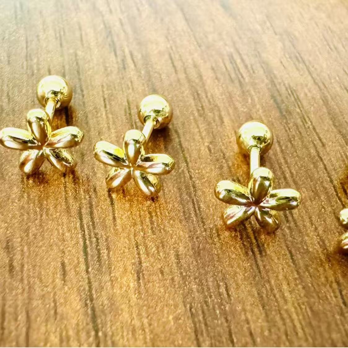 Fashionable titanium steel non-fading stud earrings for women, anti-drop screw style four-leaf clover heart-shaped gold brick snowflake frosted bead earrings