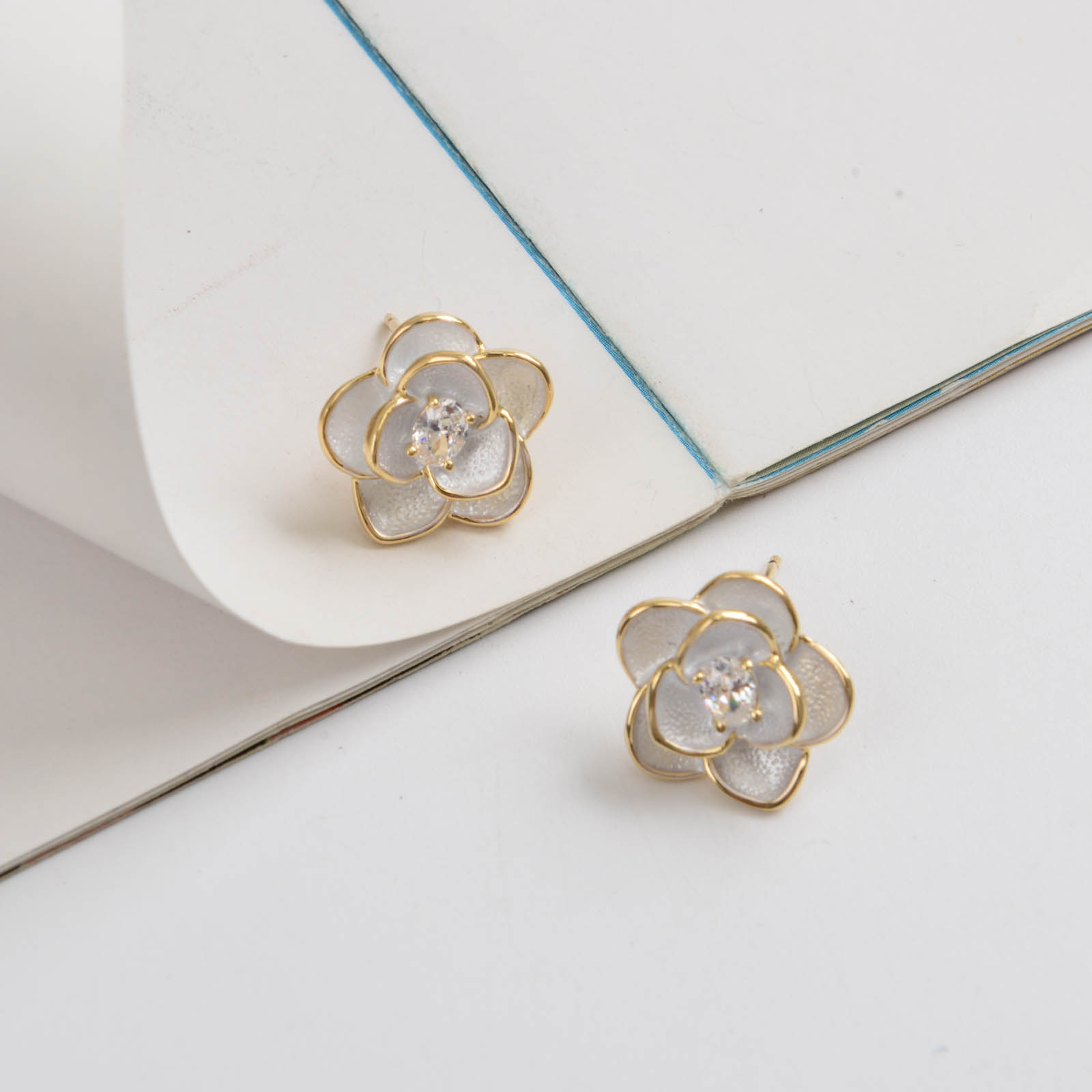 2025精致简约气质超闪耳钉 女高级感仙气爱心混色耳饰品精致