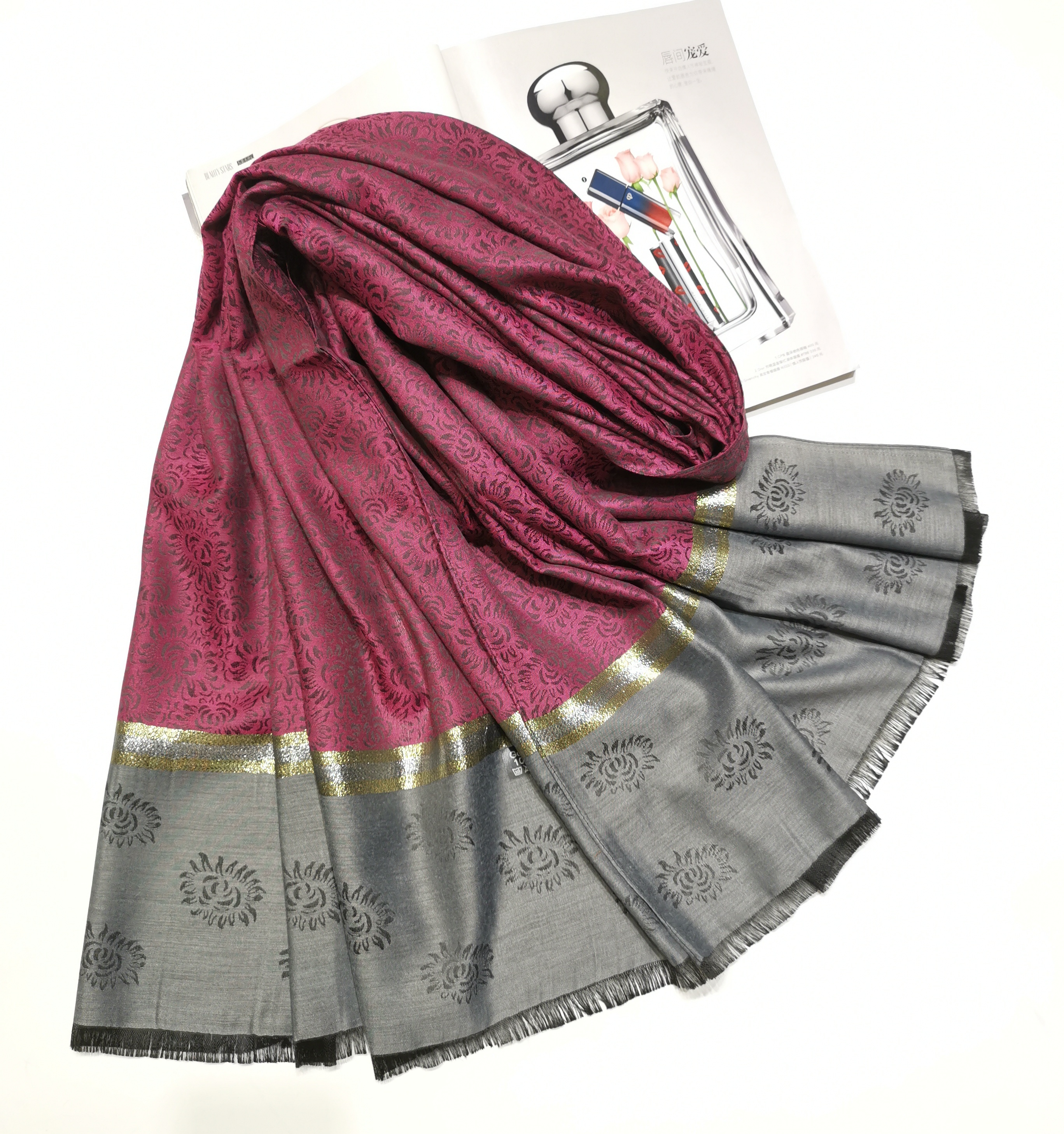 最新款外贸涤棉亮丝金银丝提花腰果花朵围巾轻柔薄款春秋夏季防晒披肩女款长款穆斯林头巾优雅长巾
