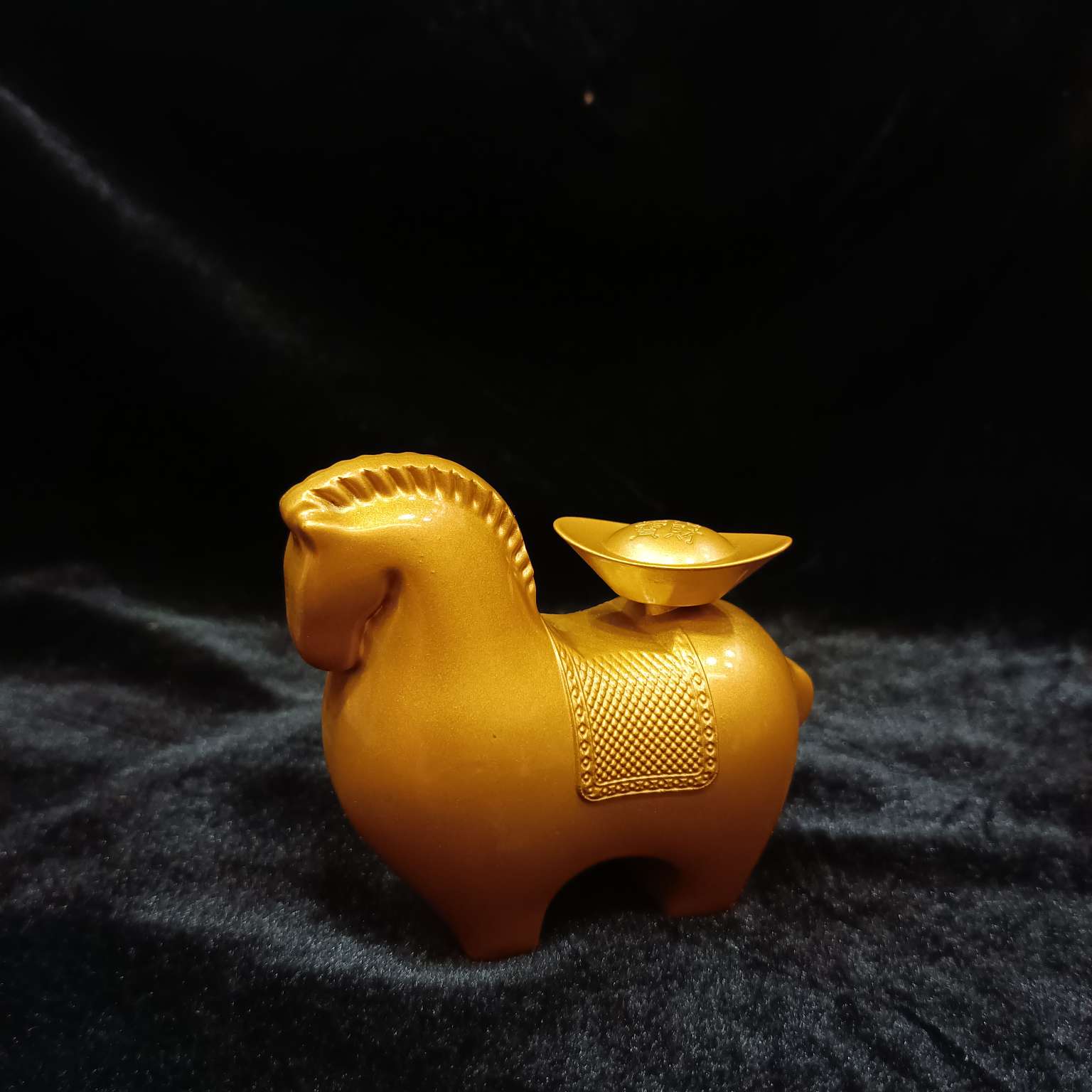 A horse-backed ingot rotating piece of Zhonggong craft