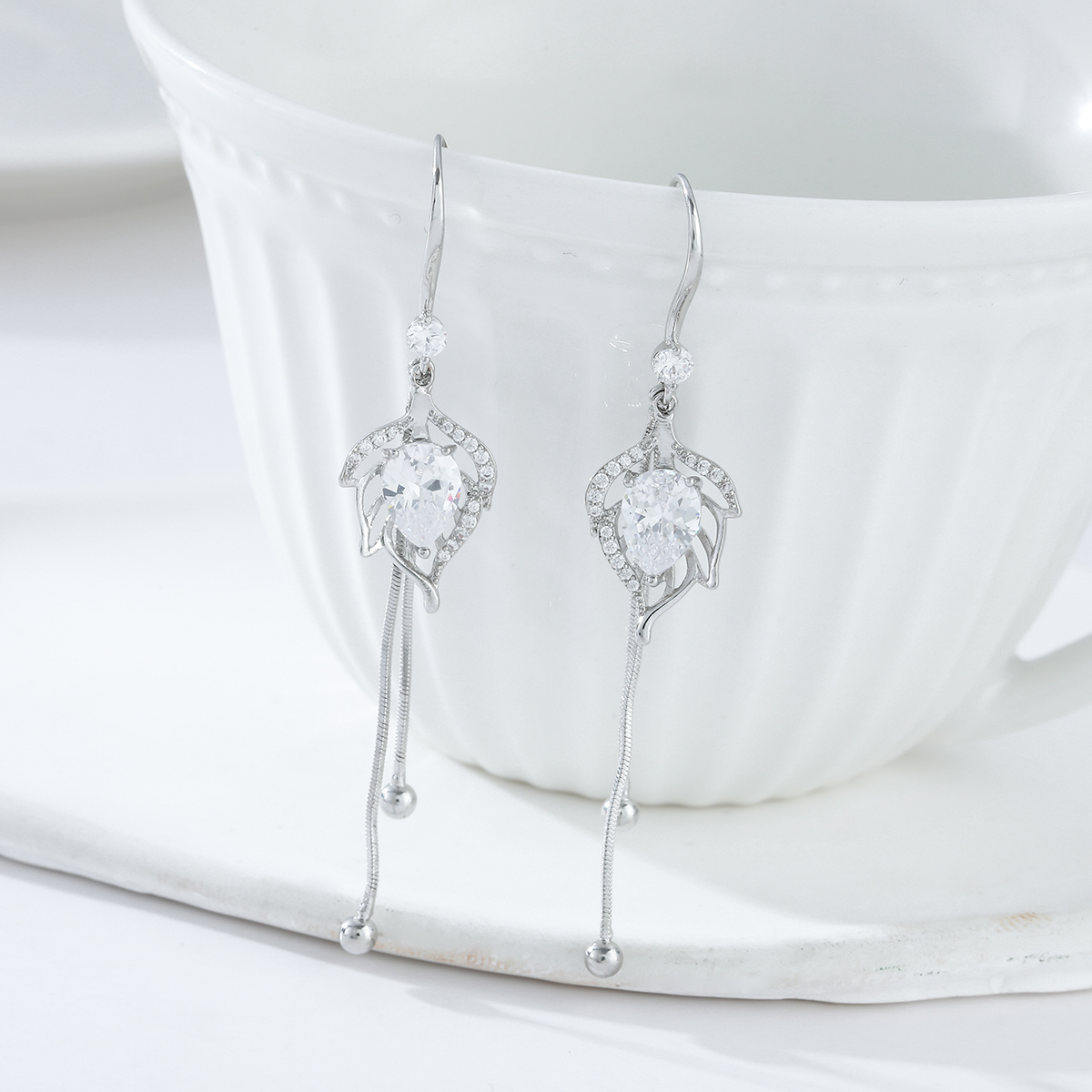 Xuhui brand's exquisite and light luxury copper-plated with real gold and zircon inlaid S925 silver needle wheat ear long style ultra-luxurious design fashionable ear hooks Application Scenario