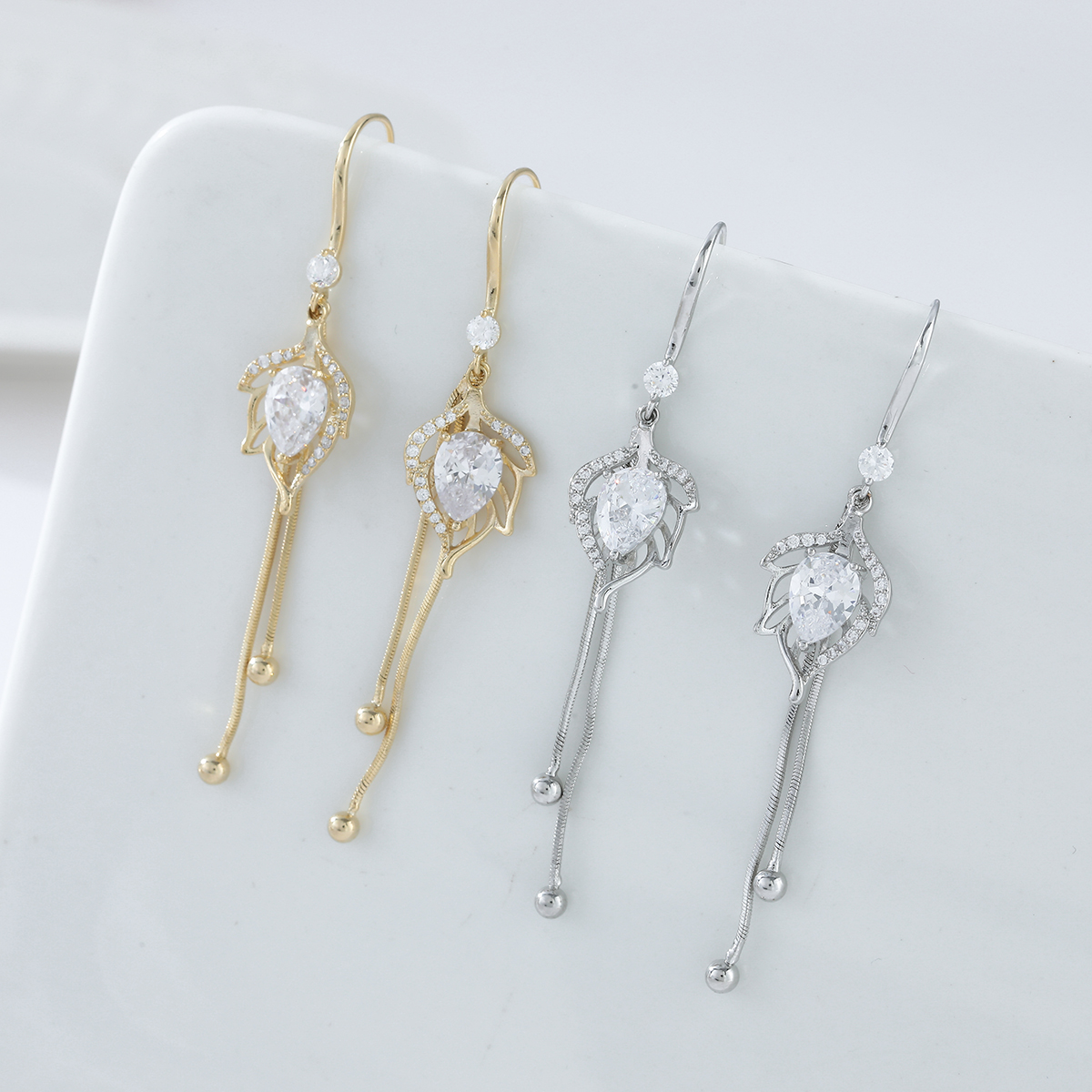 Xuhui brand's exquisite and light luxury copper-plated with real gold and zircon inlaid S925 silver needle wheat ear long style ultra-luxurious design fashionable ear hooks details Picture
