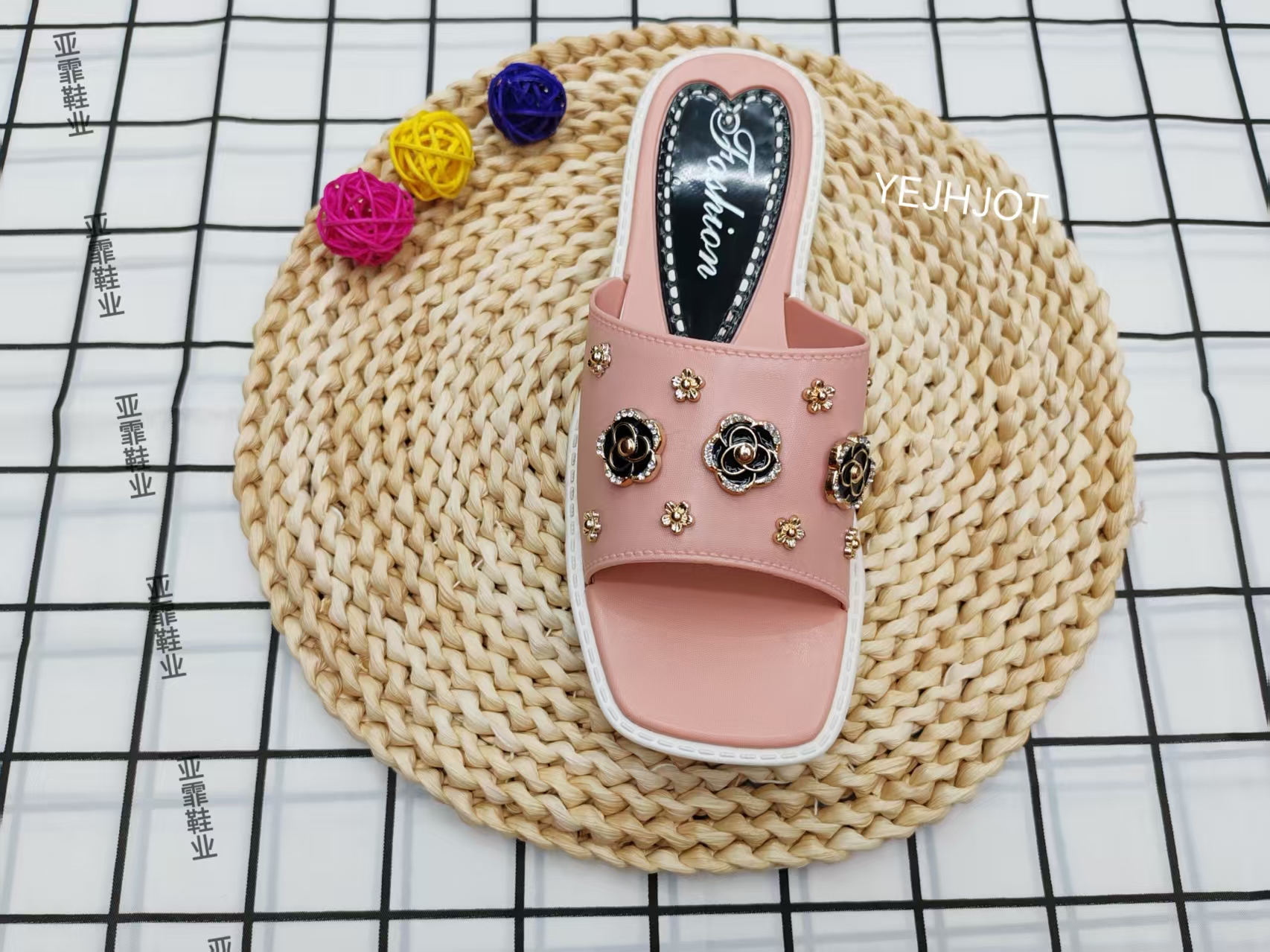 New thick-soled, fashionable and versatile one-shoulder anti-slip flip-flops for summer 2025 full figure