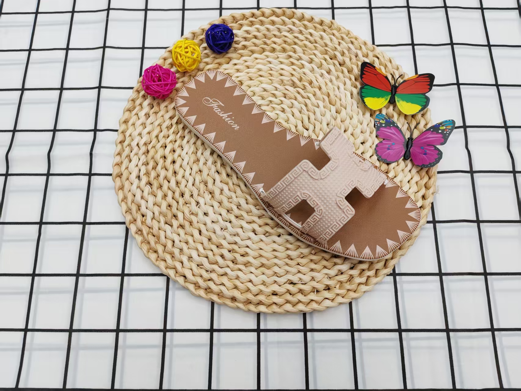 New stylish and simple flat one-strap flip-flops for summer 2025 details Picture