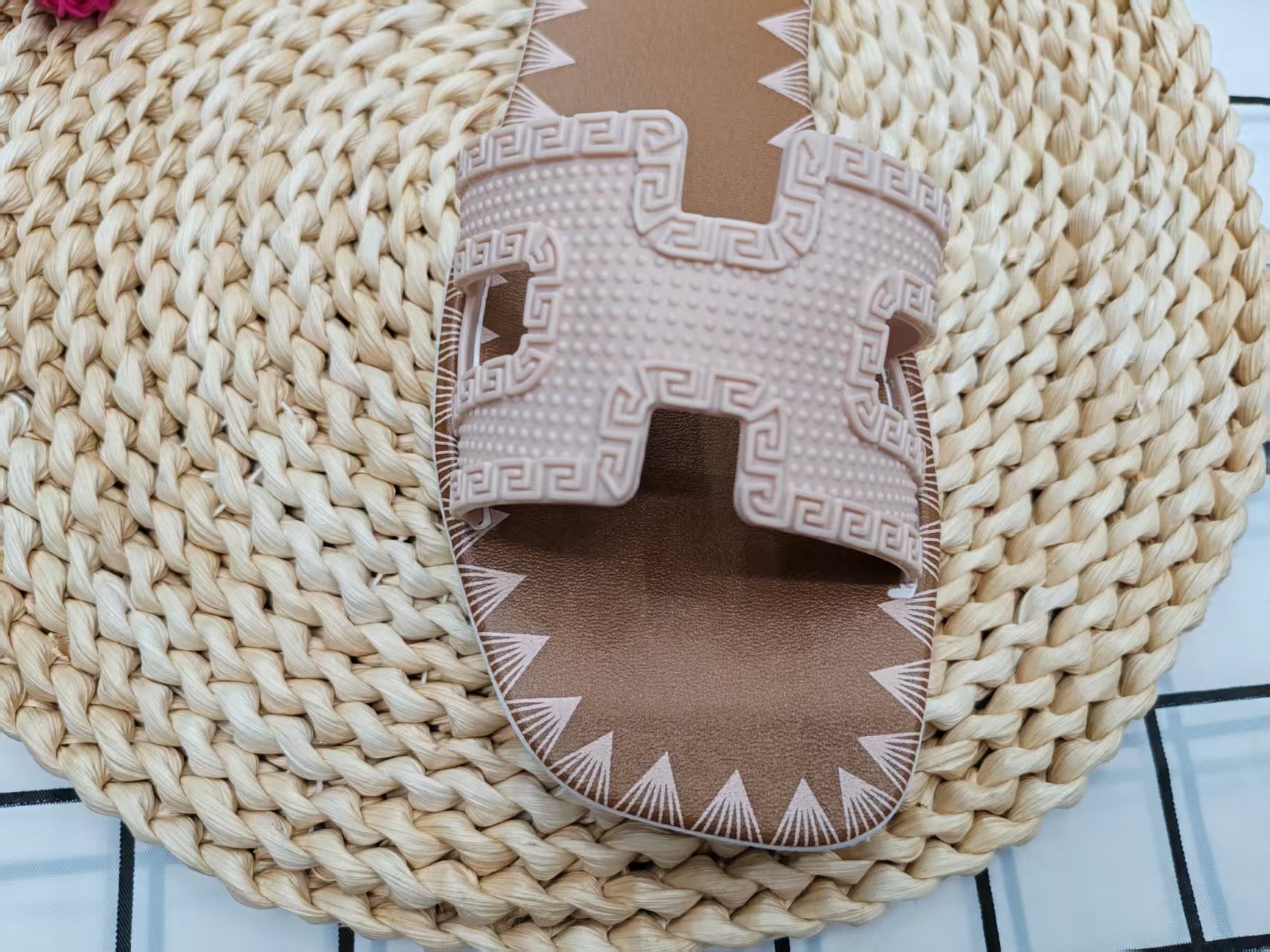New stylish and simple flat one-strap flip-flops for summer 2025 Application Scenario