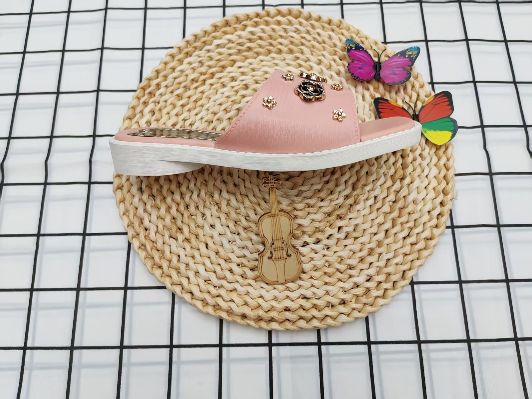 New thick-soled, fashionable and versatile one-shoulder anti-slip flip-flops for summer 2025 Application Scenario