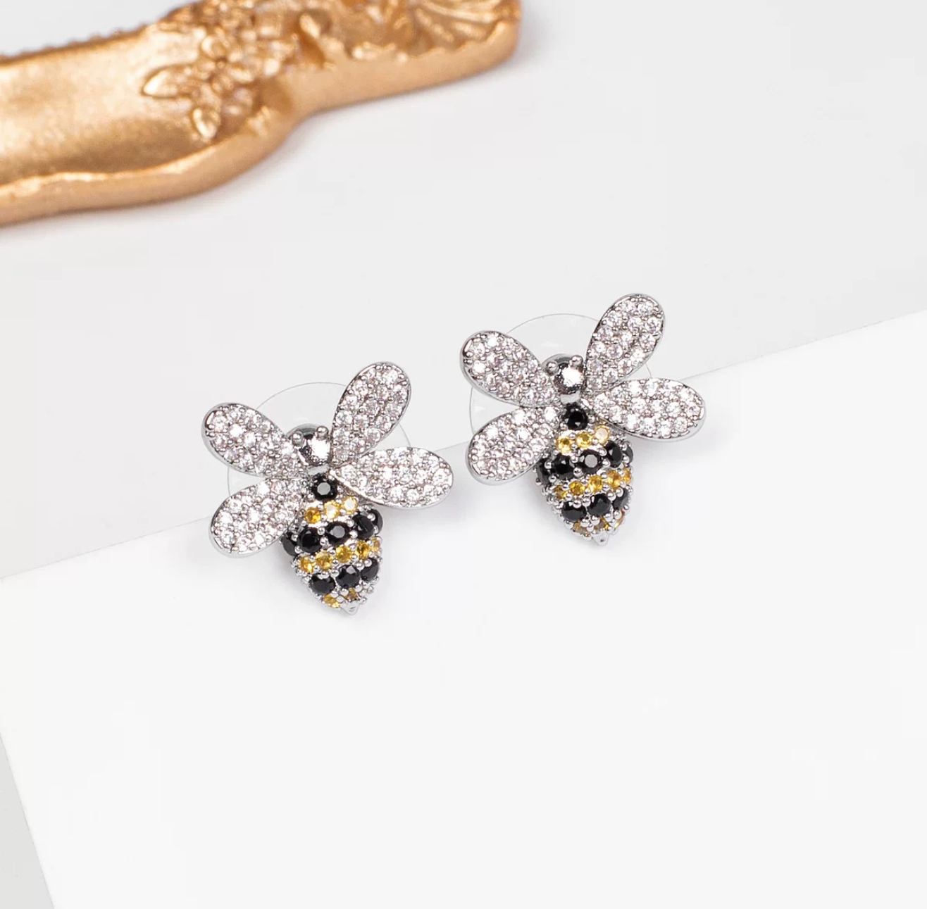 Real gold electroplated light luxury necklace, bee niche accessory, women's summer European and American necklace, versatile, 18K gold collarbone chain Application Scenario